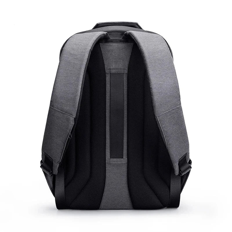 Sac à dos posé sur une table, montrant sa capacité