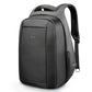 Sac à dos posé sur une valise avec sangle intégrée