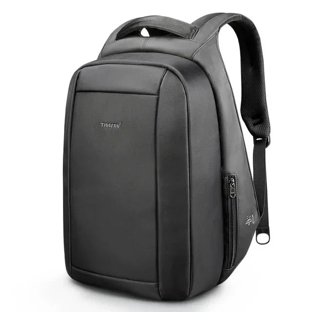 Sac à dos posé sur une valise avec sangle intégrée