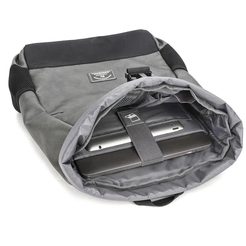 Vue latérale du sac à dos imperméable avec poches