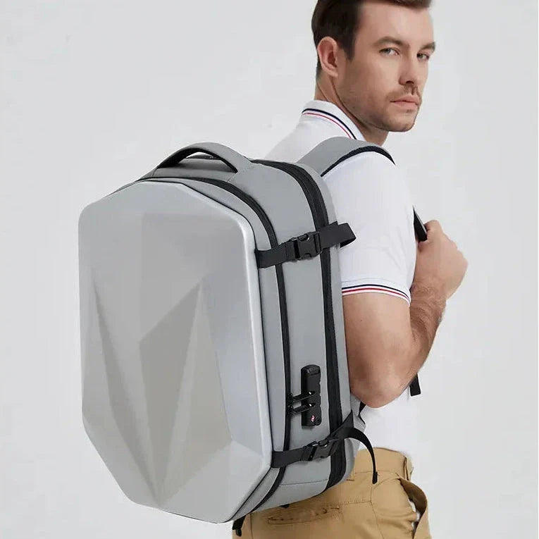 Sac à dos rigide en position verticale sur une surface