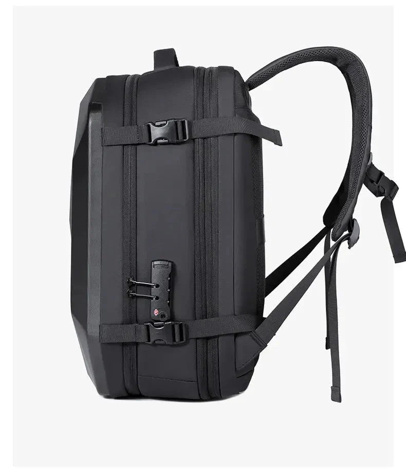 Sac à dos posé sur une valise grâce à la sangle arrière