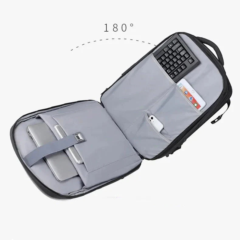 Détail de la serrure à code sur le sac à dos rigide