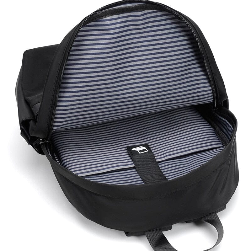 Intérieur du sac à dos avec poches multiples pour rangement