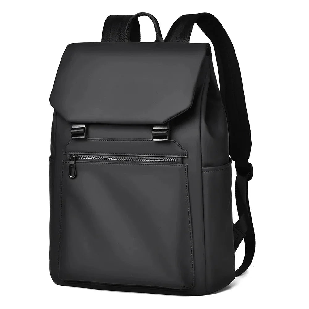 Sac à dos porté par un mannequin, style urbain