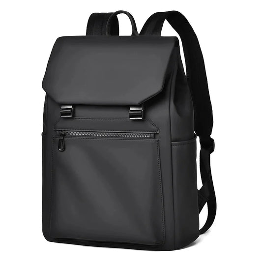 Sac à dos porté par un mannequin, style urbain