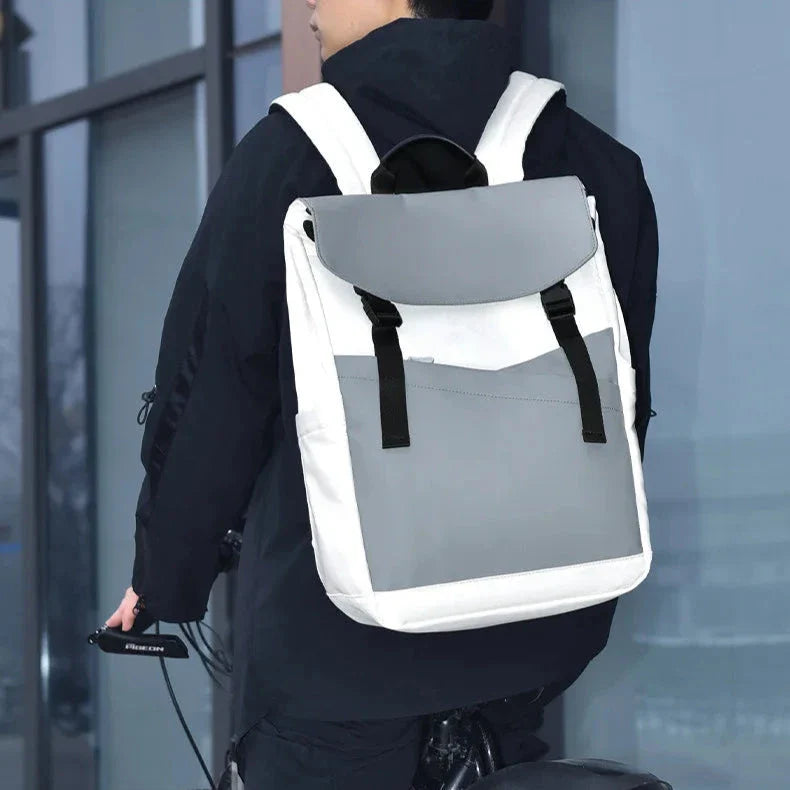 Vue de côté du sac à dos imperméable, bretelles rembourrées visibles
