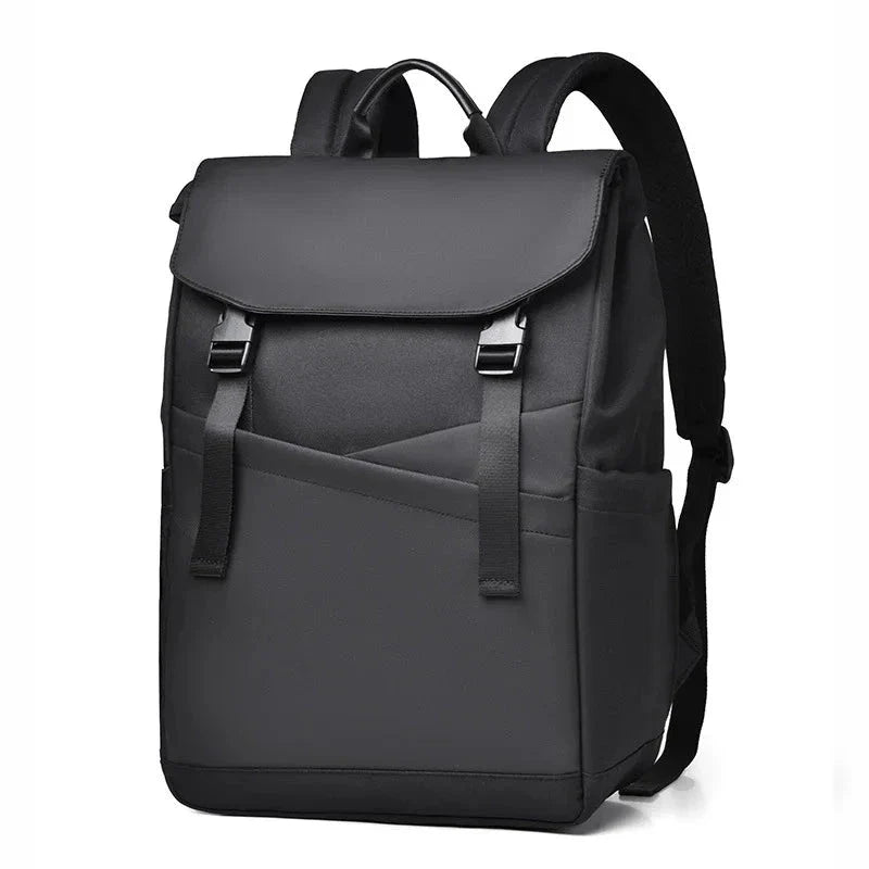 Version noire du sac à dos, élégante et fonctionnelle