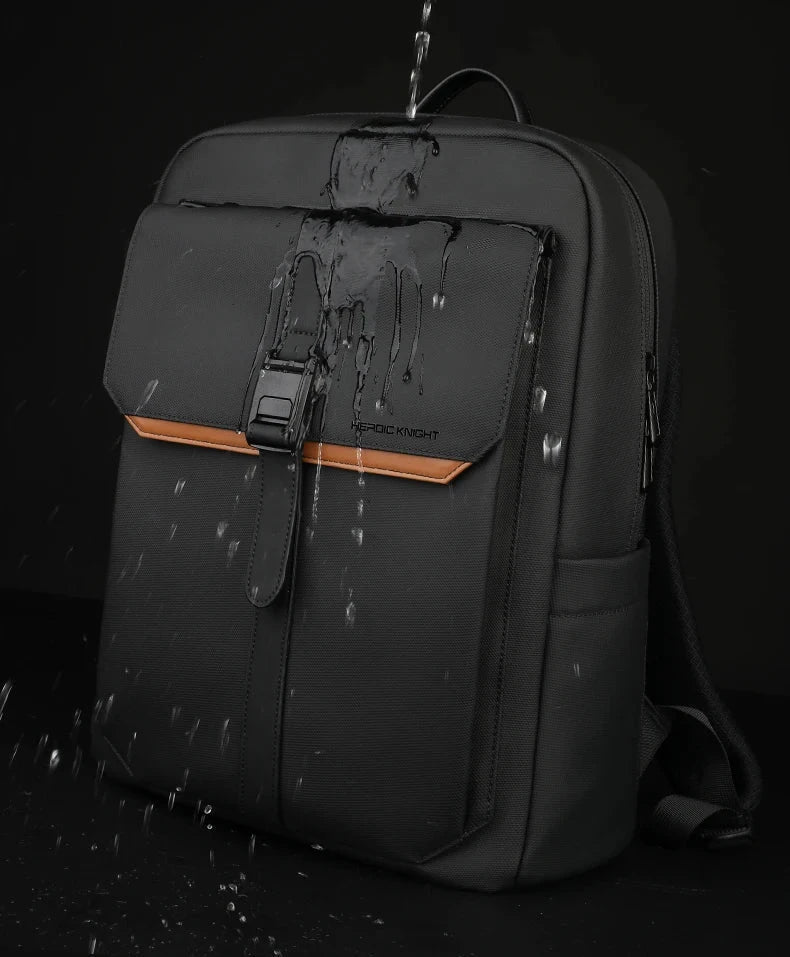 Vue de côté du sac à dos imperméable pour homme