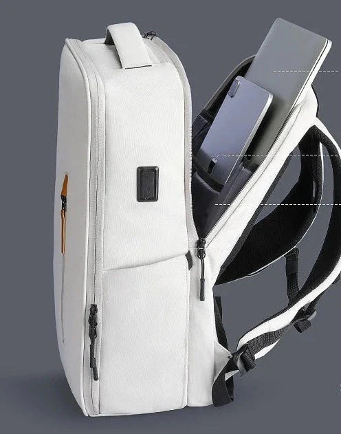 Sac à dos avec ordinateur portable dans le compartiment dédié