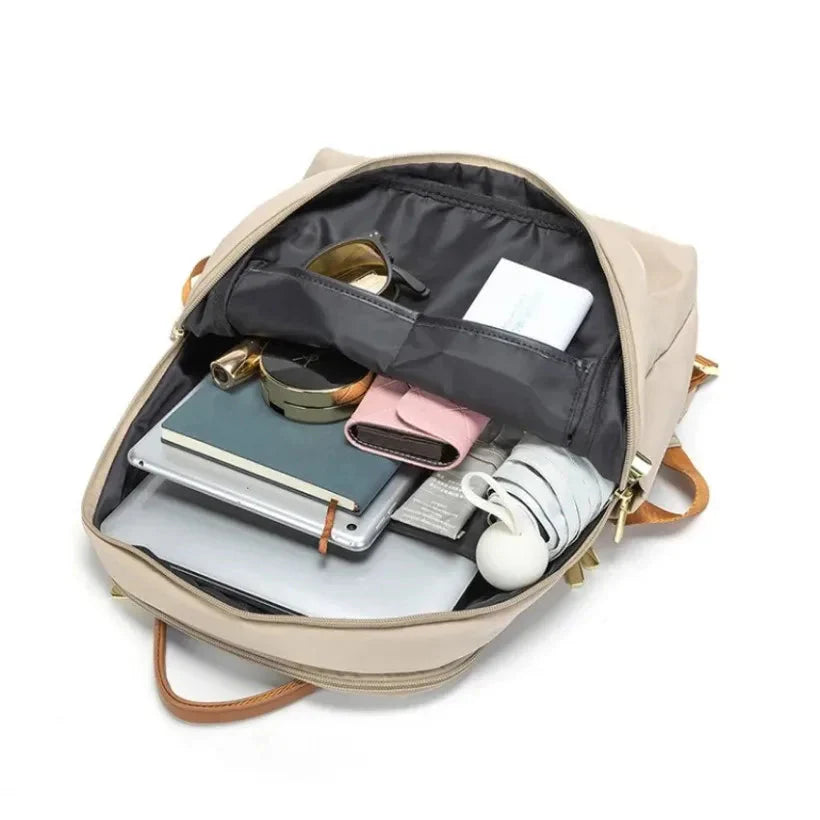 Sac à dos élégant posé sur une surface en bois