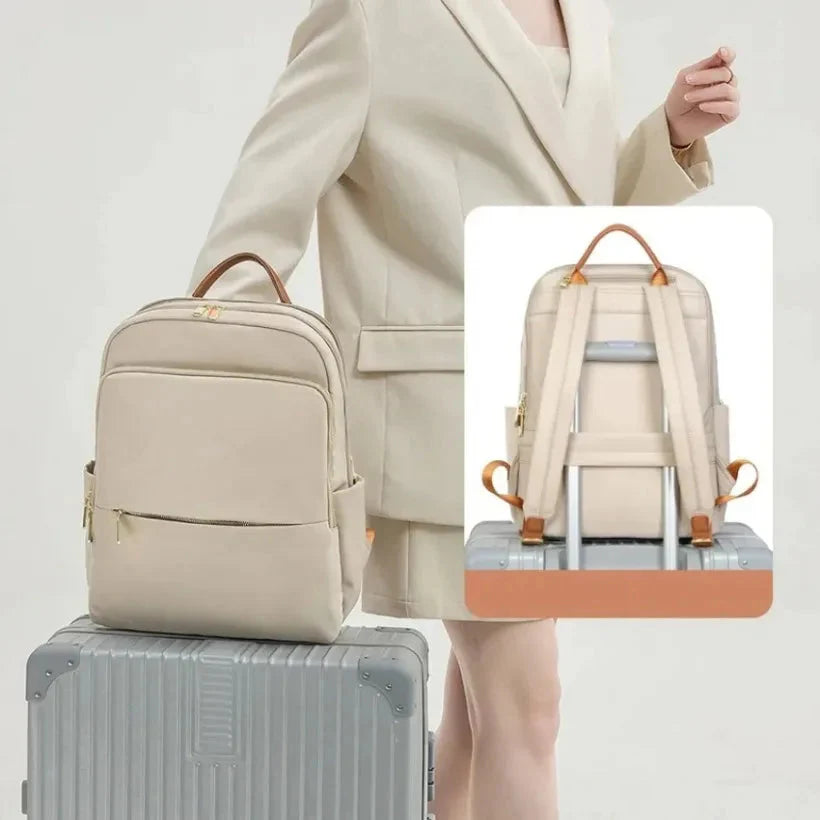 Intérieur du sac montrant les multiples poches de rangement