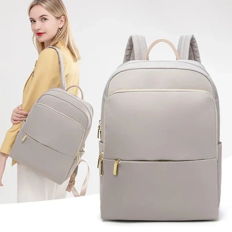 Version grise du sac à dos, parfaite pour un look professionnel