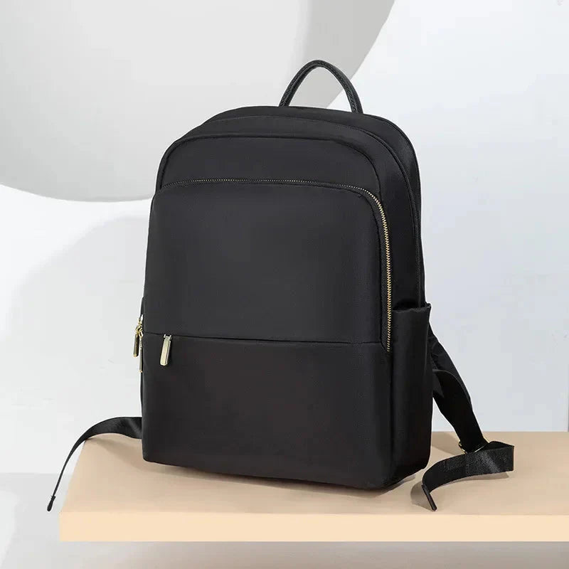 Modèle noir du sac à dos, sobre et élégant