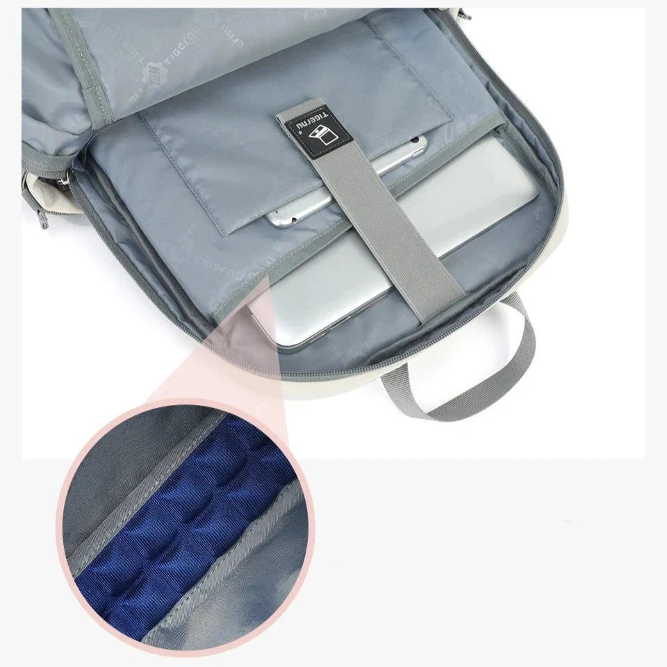 Vue de côté du sac à dos en nylon imperméable