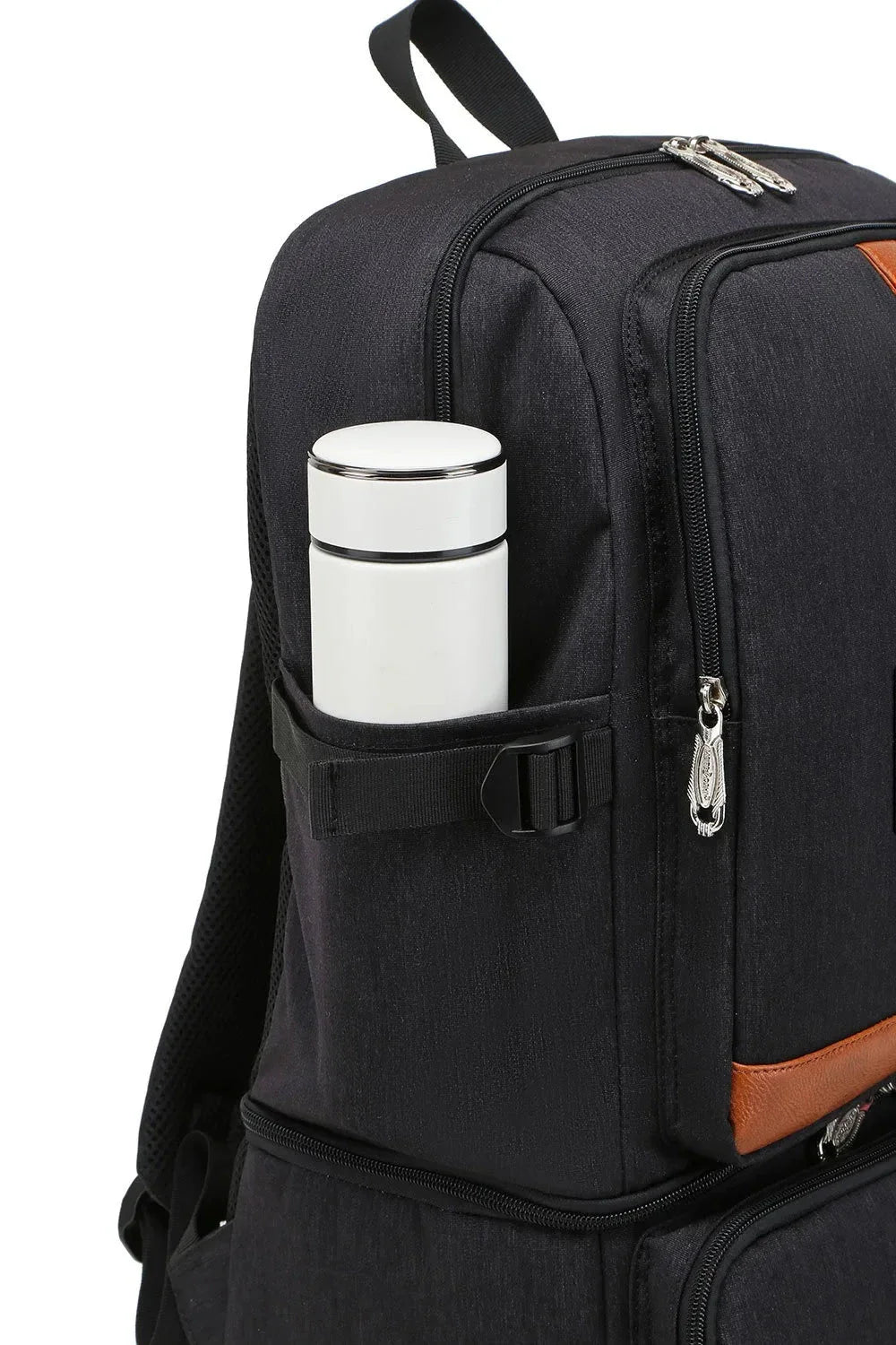 Sac à dos posé sur une table, mettant en avant son design moderne