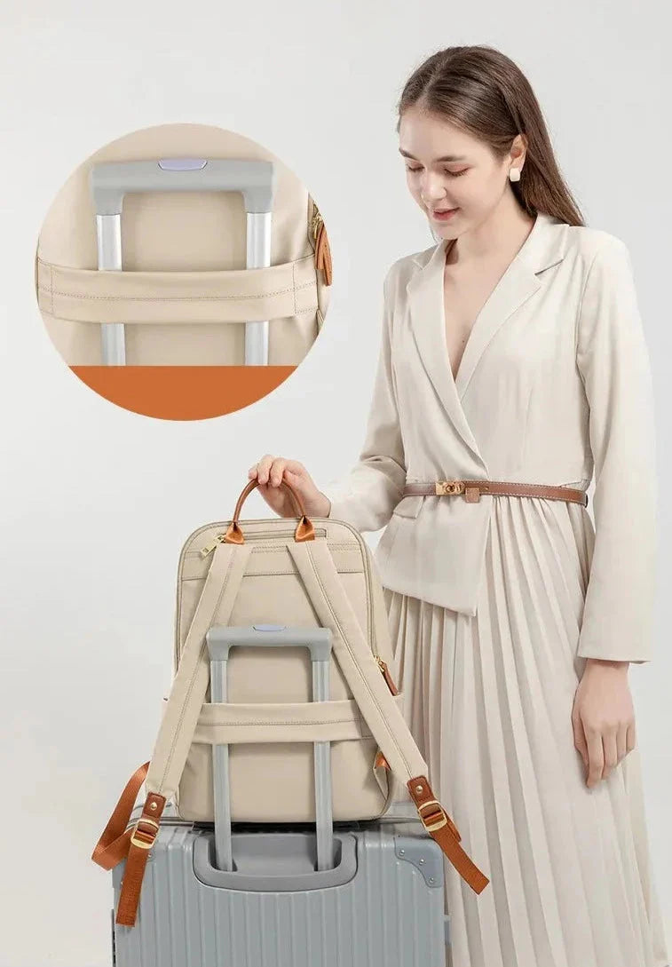 Sac à dos femme, vue arrière montrant la sangle pour valise
