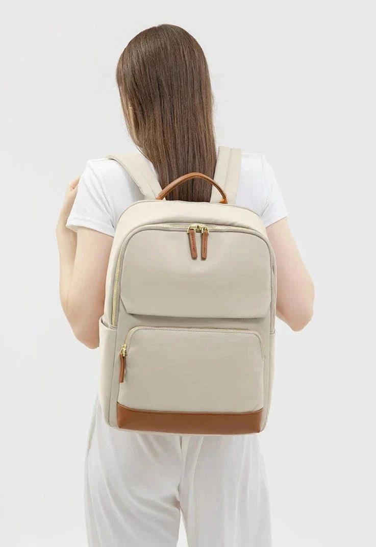 Vue de côté du sac à dos avec poches zippées