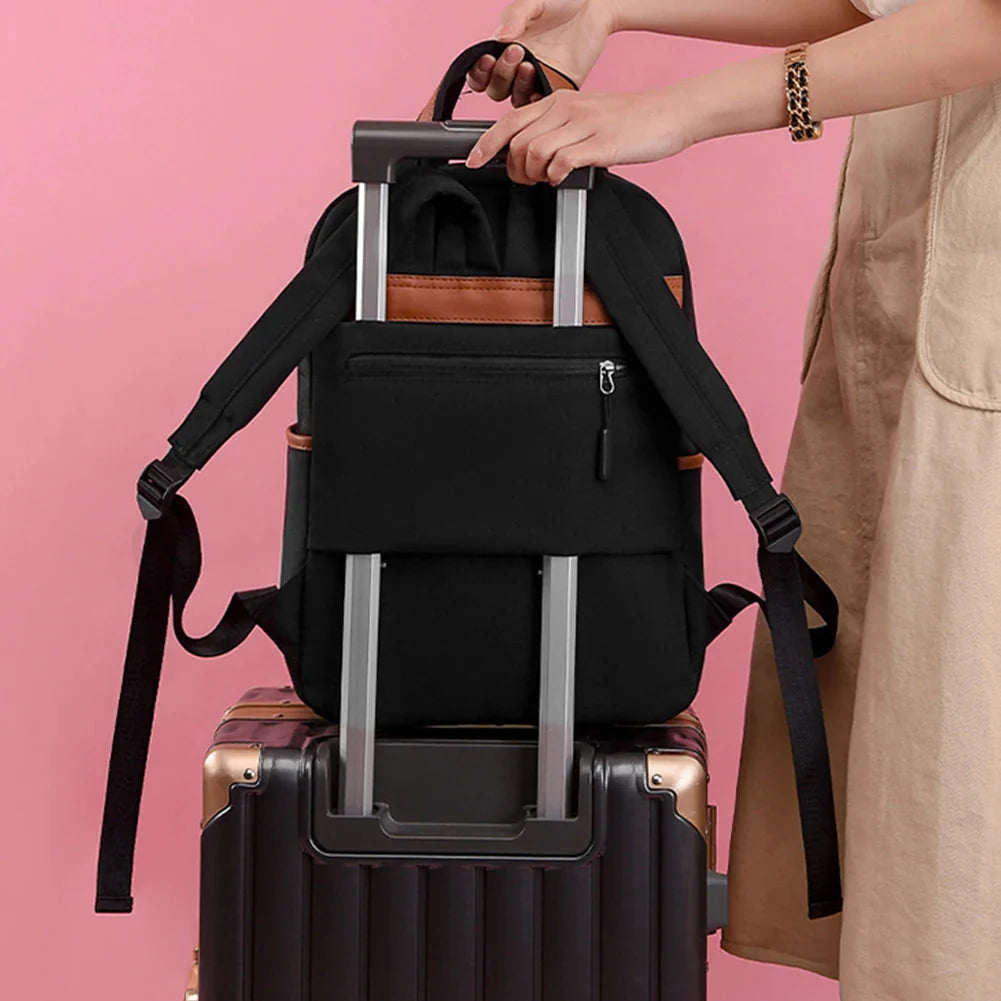 Vue arrière du sac à dos avec sangle pour valise