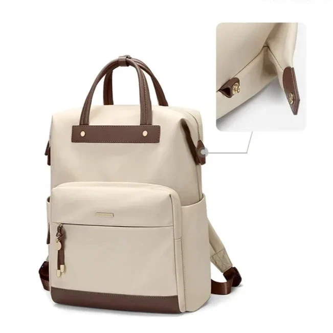 Détail des poches multiples du sac à dos élégant