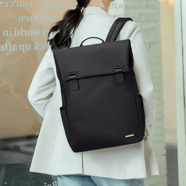 Sac à dos porté par une femme en tenue professionnelle