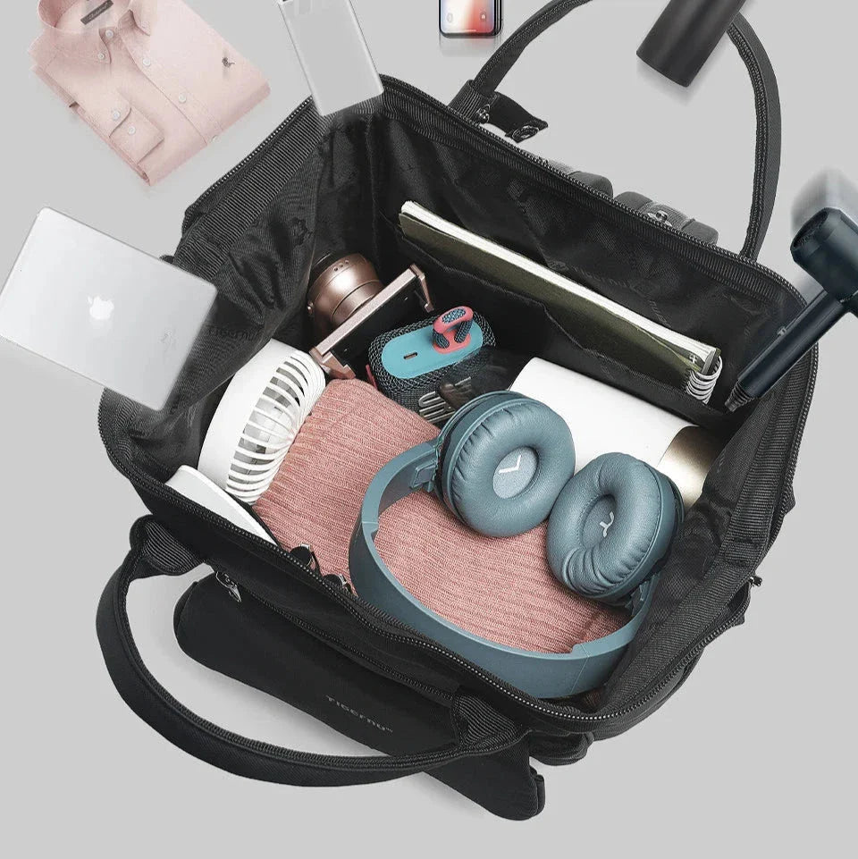 Vue de côté du sac à dos avec poches multiples