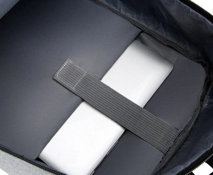 Homme portant un sac à dos élégant en milieu urbain