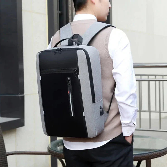 Détail du port USB intégré sur le côté du sac à dos