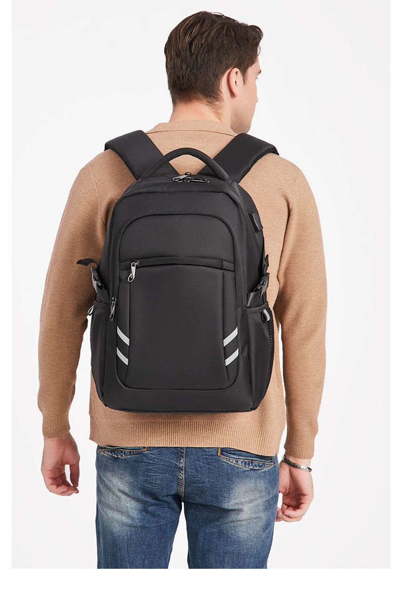 Vue latérale du sac à dos montrant sa profondeur et sa capacité