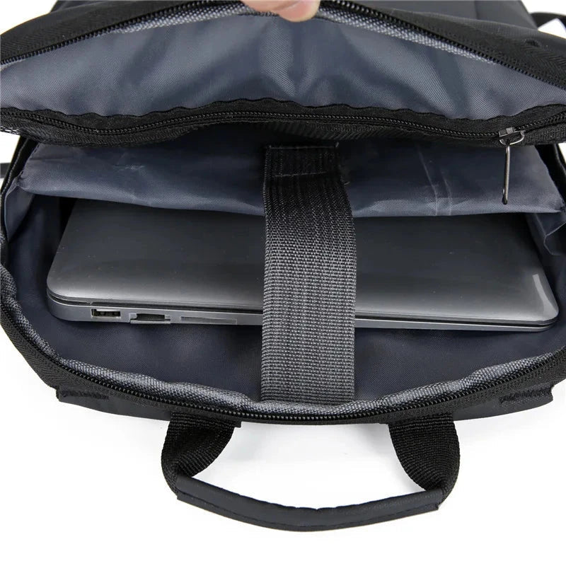 Intérieur du sac à dos avec poches organisées pour accessoires