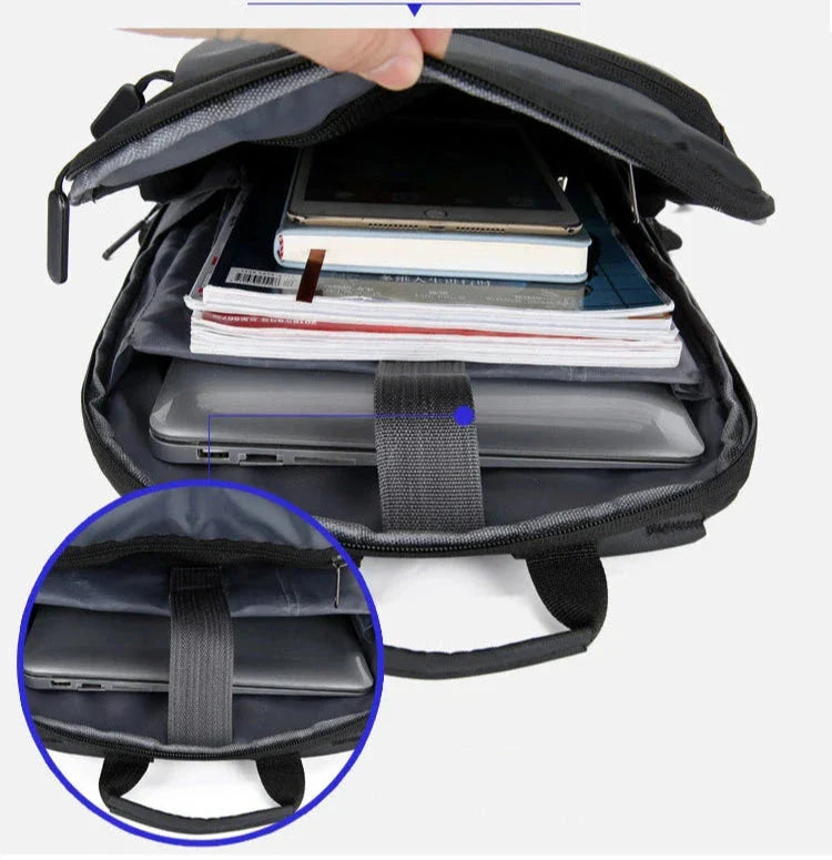 Sac à dos ouvert révélant l'emplacement matelassé pour ordinateur