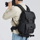 Sac à dos rempli, prêt pour un voyage photographique