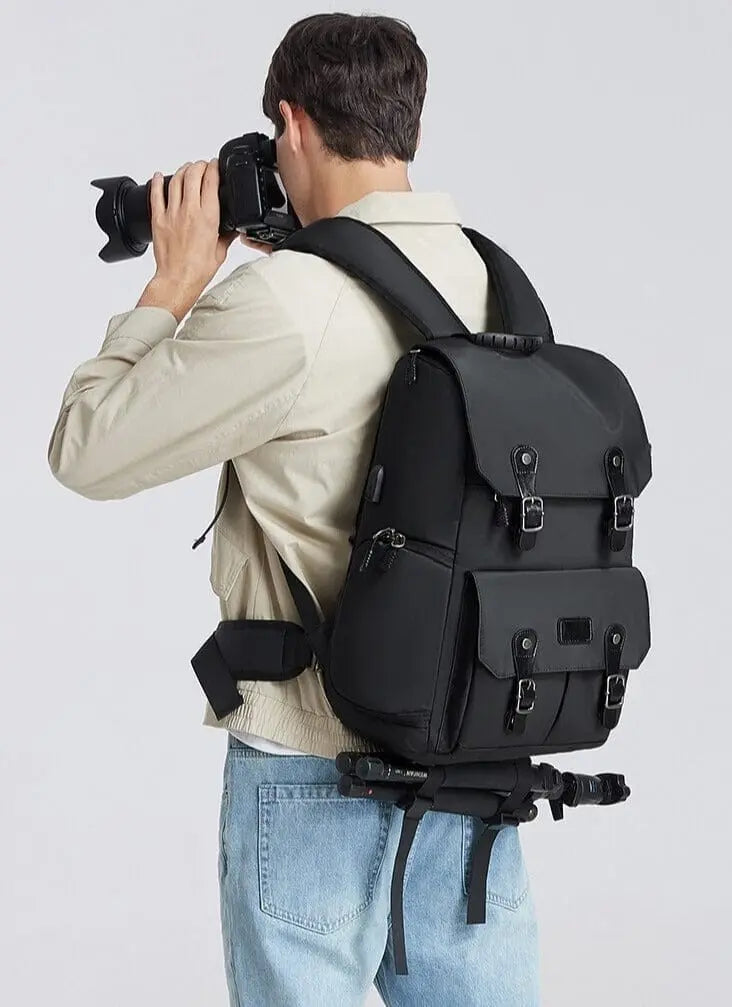Sac à dos rempli, prêt pour un voyage photographique