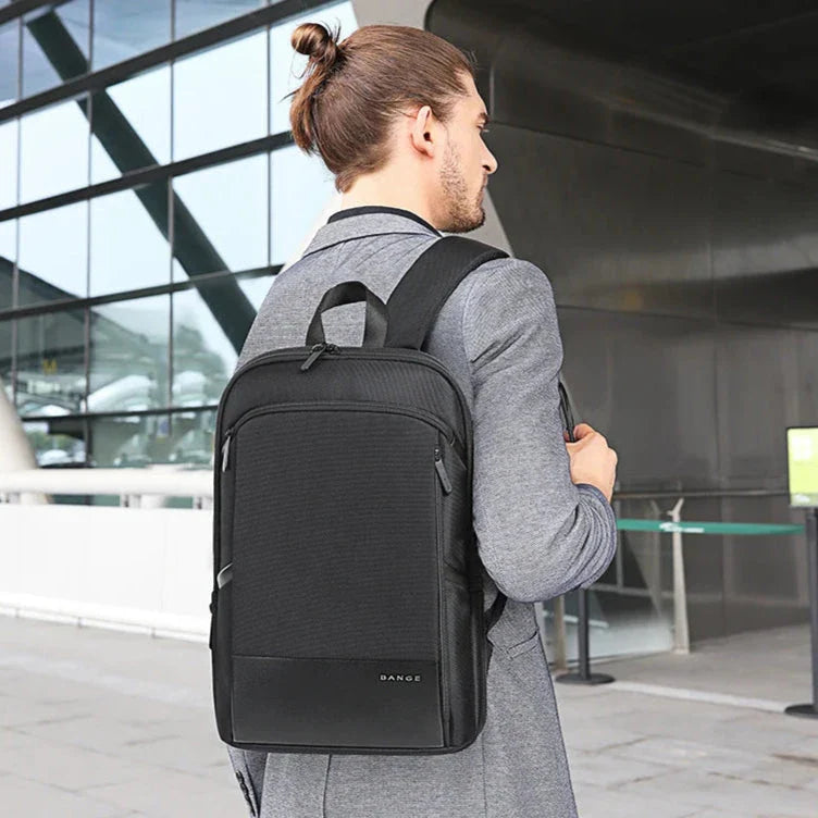 Sac à dos avec bretelles ergonomiques et design moderne