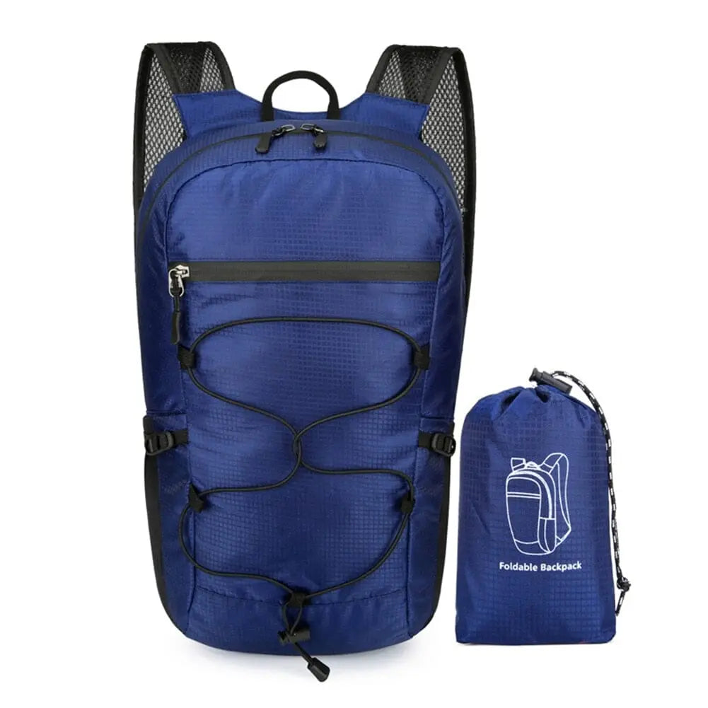 Sac bleu marine, déplié, bretelles et poches visibles