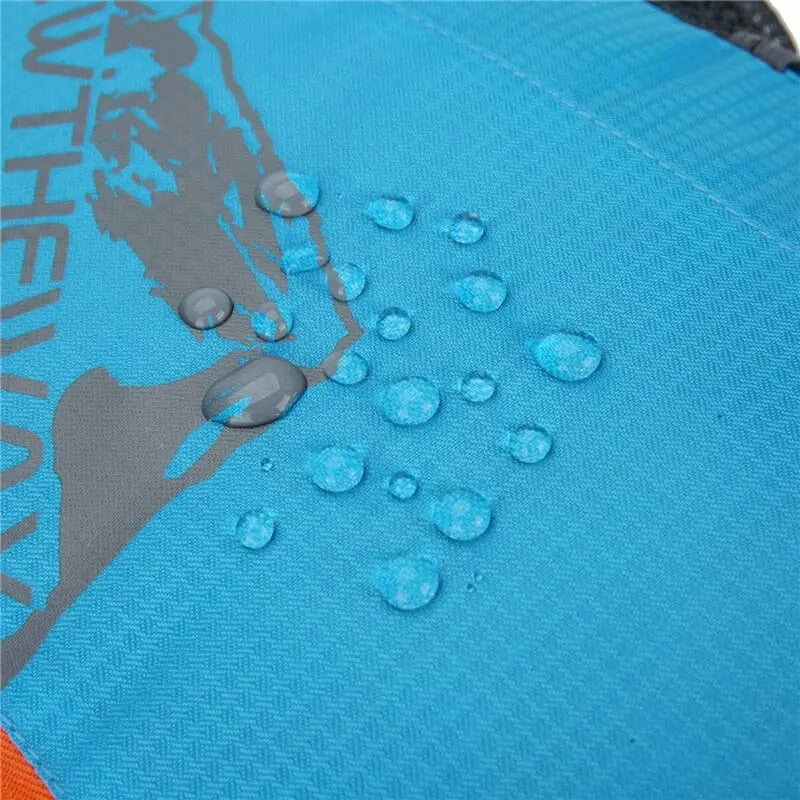 Sac à dos ouvert, exposant l'intérieur spacieux de 22 litres