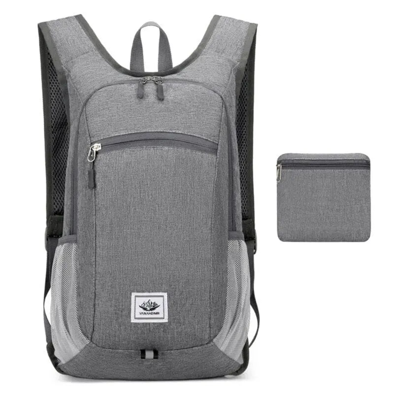 Sac à dos gris, compact, vue de profil