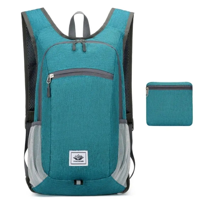 Sac à dos vert, plié, idéal pour le voyage
