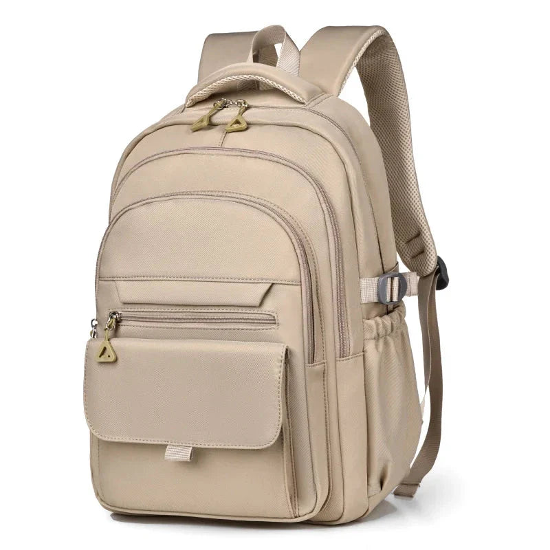 Sac à dos marron avec poches extérieures et tissu résistant