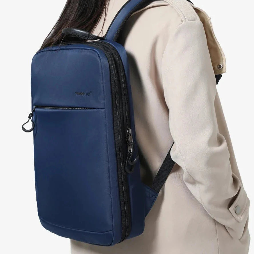 Vue arrière du sac à dos montrant la sangle pour valise