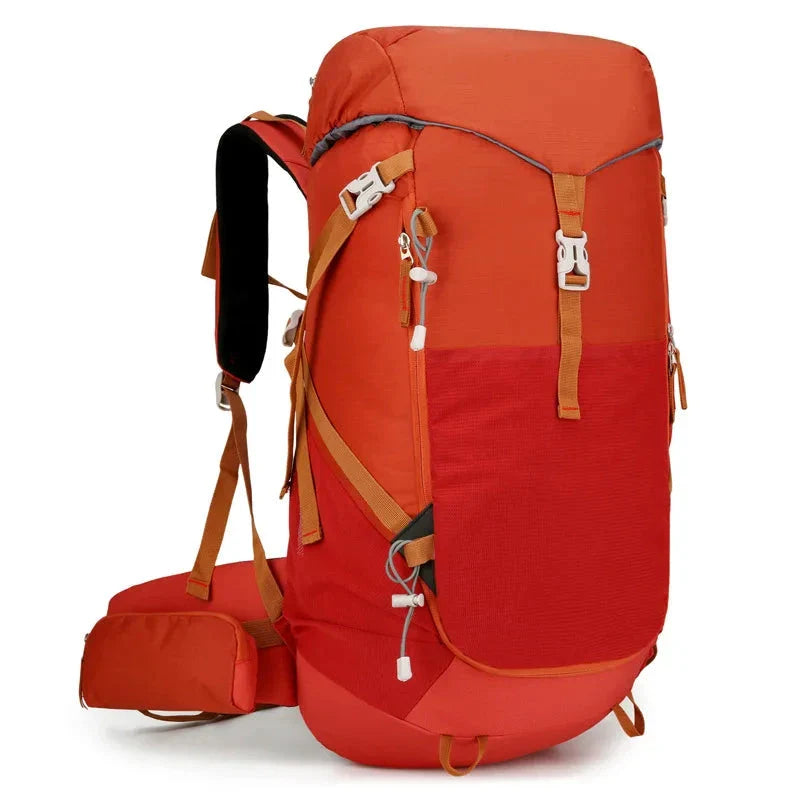 Sac à dos orange, conçu pour les aventures en plein air