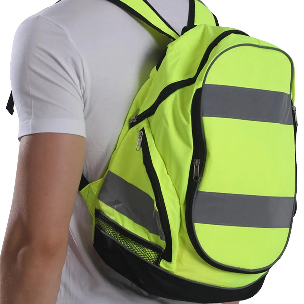 Sac à dos haute visibilité porté par un cycliste nocturne