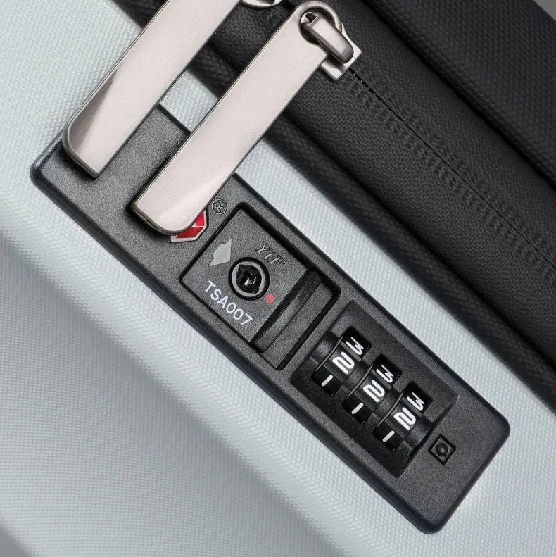 Sac à dos ouvert révélant l'intérieur organisé pour accessoires