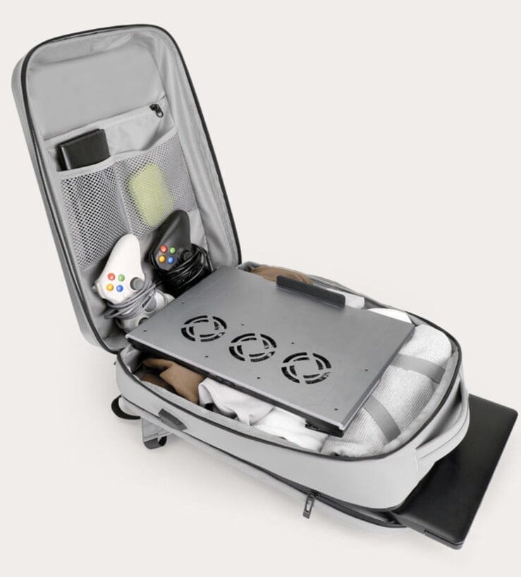 Détail du port USB intégré sur le côté du sac à dos