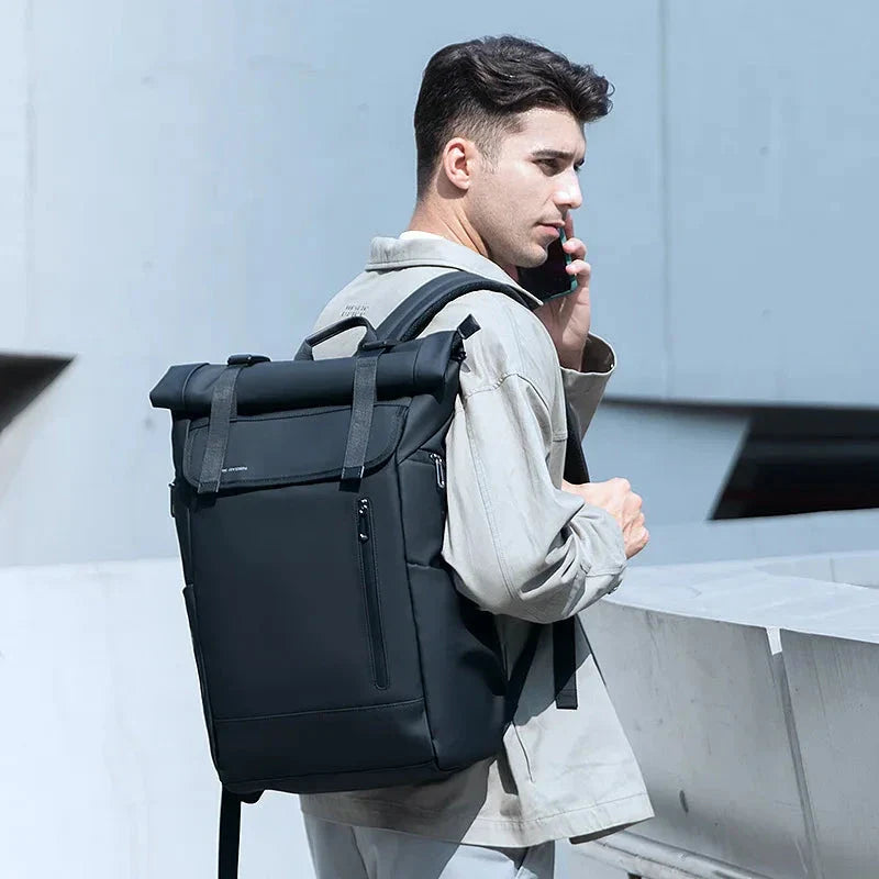 Sac à dos noir avec système Roll-Top ajustable