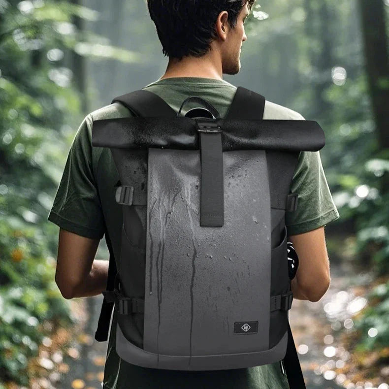 Vue de côté du sac à dos extensible et imperméable