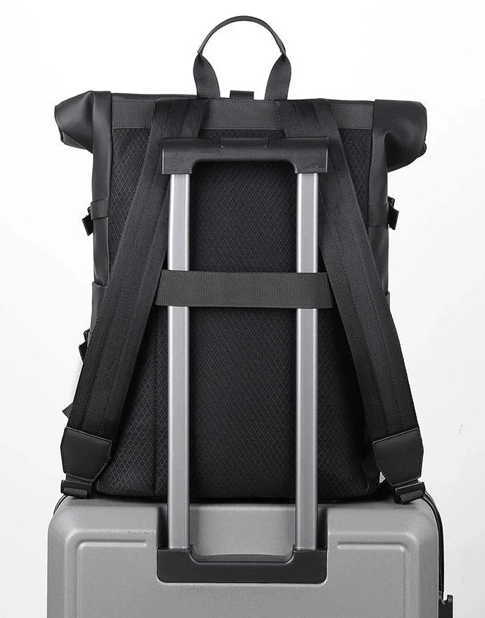 Sac à dos ouvert montrant la grande capacité de rangement