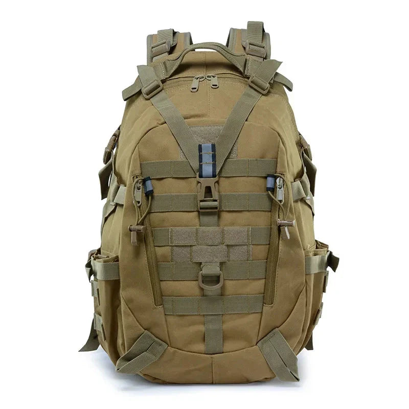 Sac à dos tactique avec multiples compartiments visibles