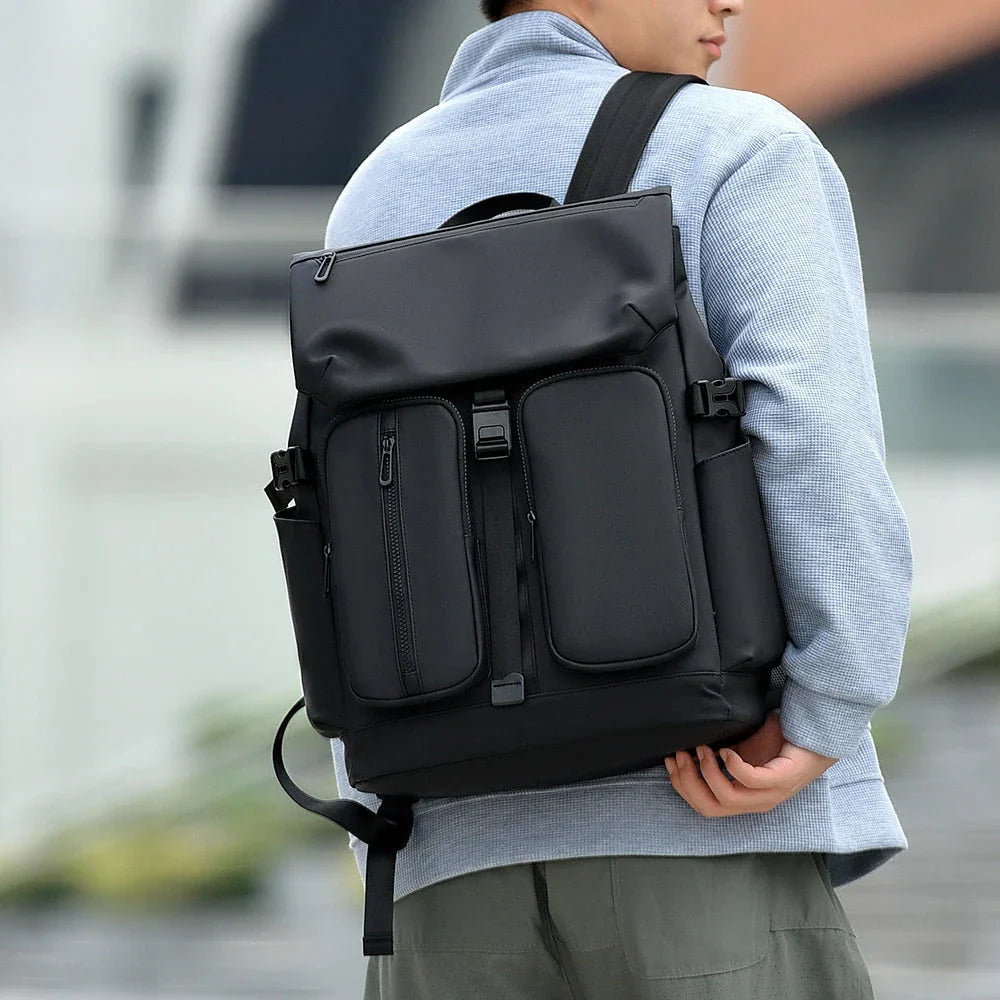 Sac à dos imperméable avec rabat sécurisé et poches visibles