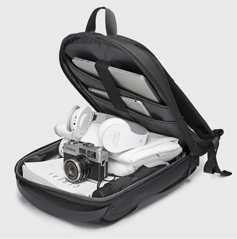 Vue de face du sac à dos noir avec port USB intégré